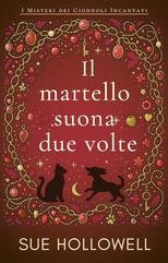 Sue Hollowell - I Misteri dei Ciondoli Incantati Vol. 3. Il martello suona due volte (2025)